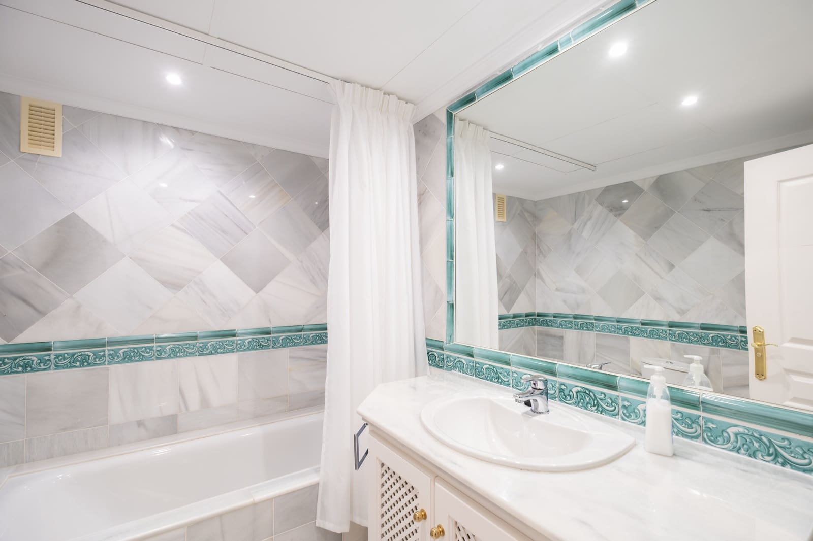 3 soverom Leilighet til salgs i Monte Halcones med svømmebasseng garasje - € 875 000 (Ref: 9245964)