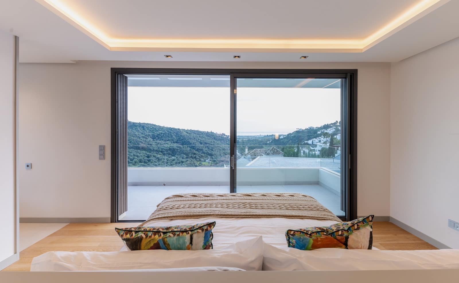 6 bedroom Villa for sale in Benahavis with pool garage - € 5,250,000 (Ref: 9245967)