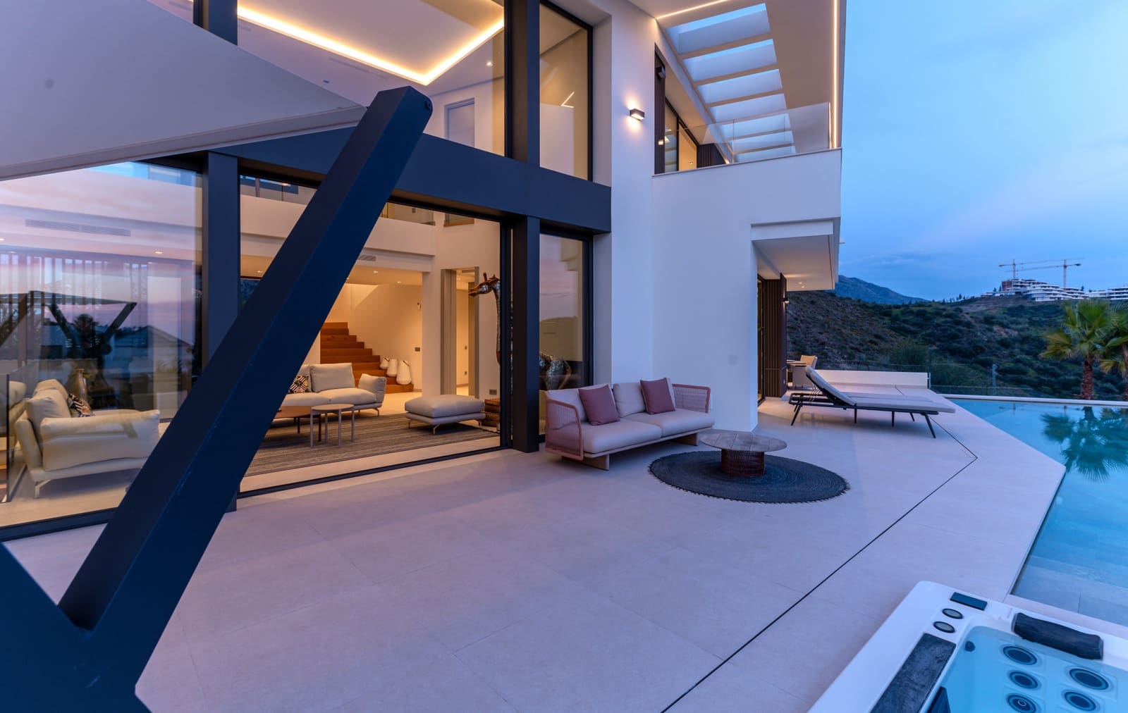 6 bedroom Villa for sale in Benahavis with pool garage - € 5,250,000 (Ref: 9245967)