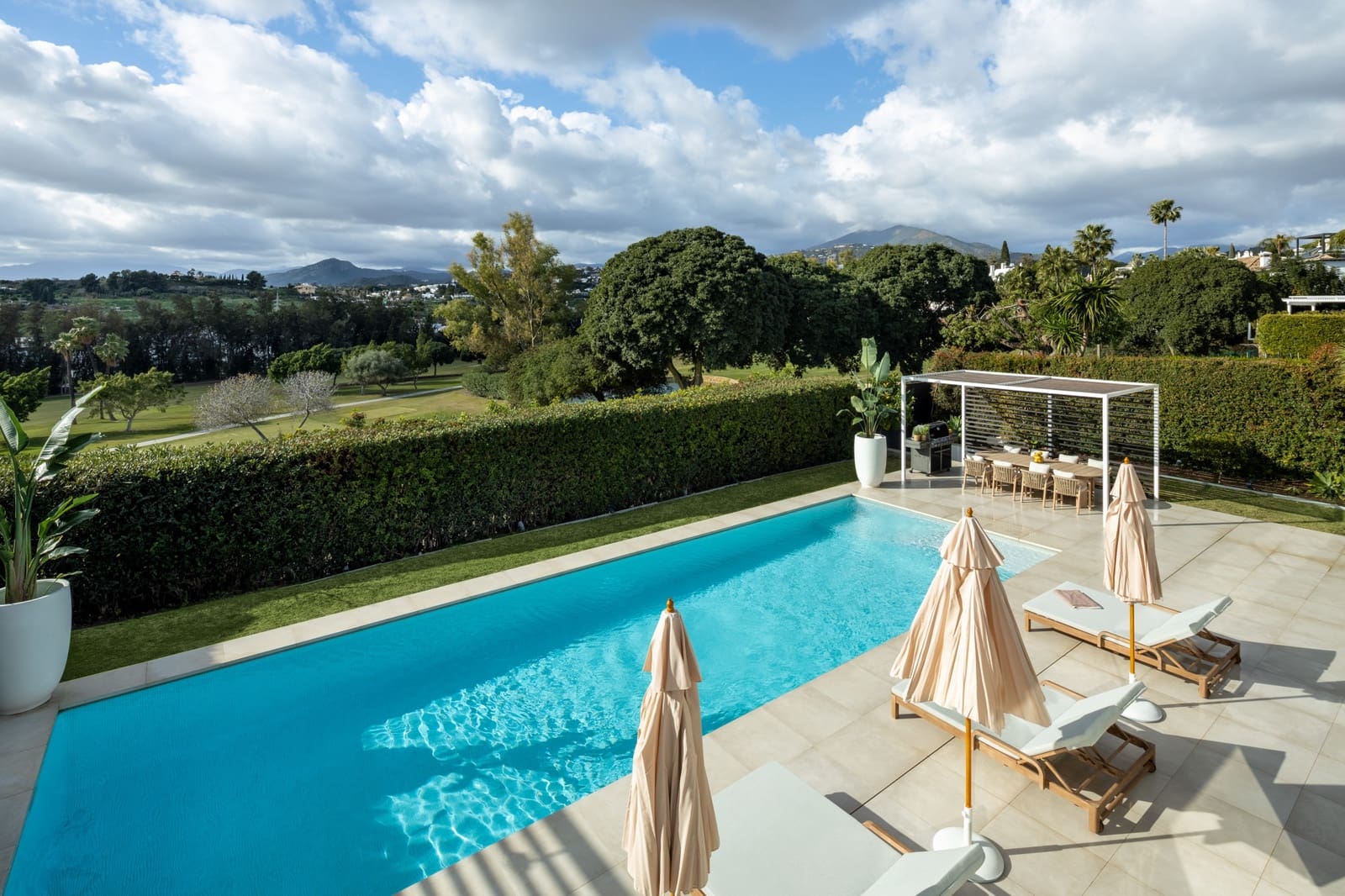 6 soveværelse Villa til salg i Nueva Andalucia med swimmingpool garage - € 3.995.000 (Ref: 9245968)