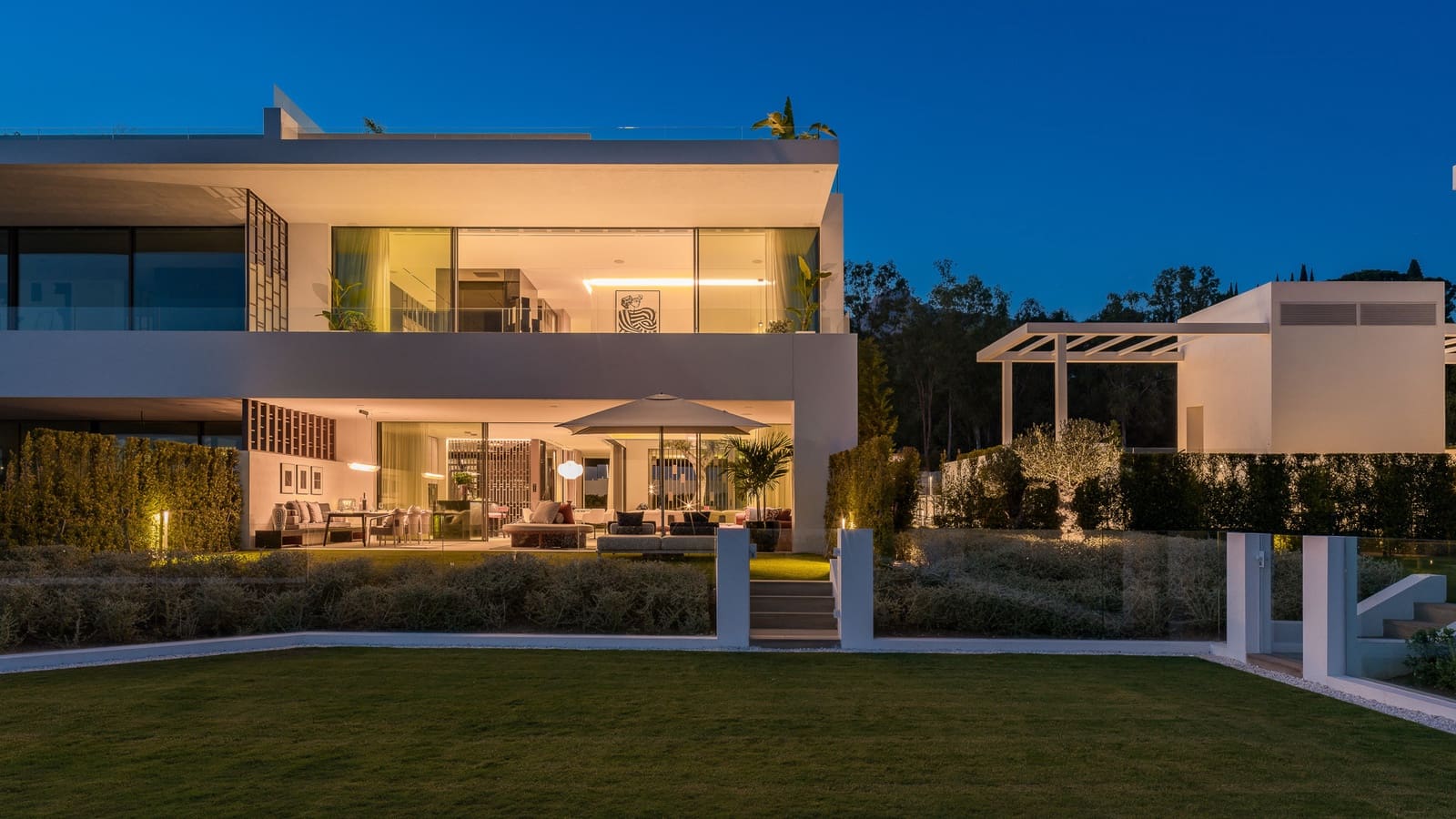 4 bedroom Semi-detached Villa for sale in Golden Mile with pool garage - € 7,900,000 (Ref: 9245976)
