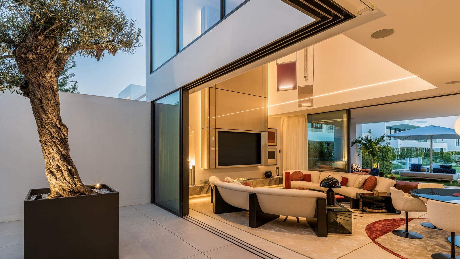 4 bedroom Semi-detached Villa for sale in Golden Mile with pool garage - € 7,900,000 (Ref: 9245976)