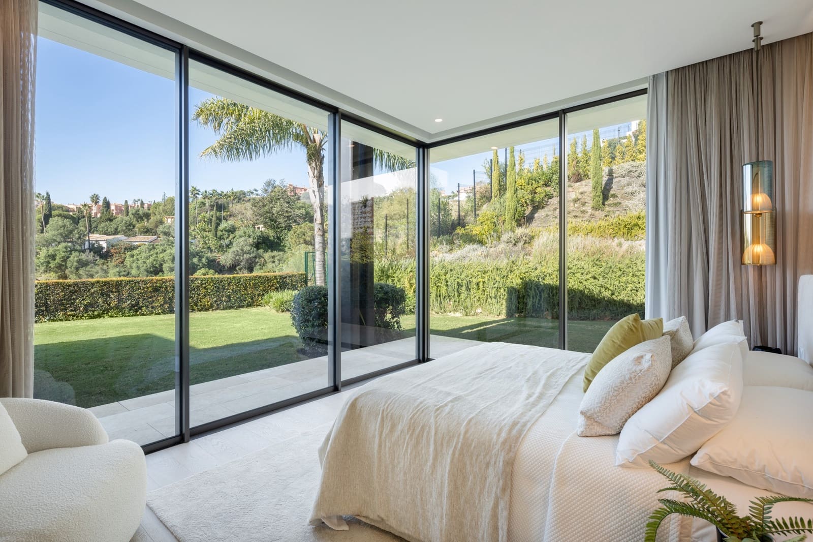 6 bedroom Villa for sale in La Quinta with pool garage - € 13,800,000 (Ref: 9245983)