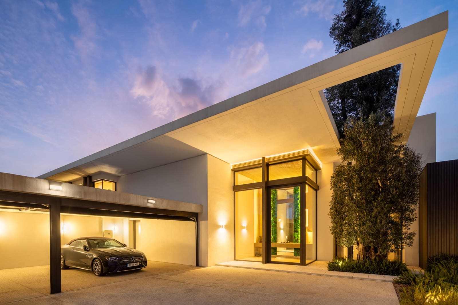 6 bedroom Villa for sale in La Quinta with pool garage - € 13,800,000 (Ref: 9245983)
