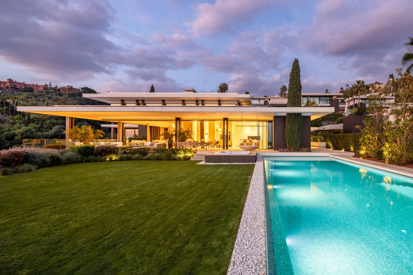 6 bedroom Villa for sale in La Quinta with pool garage - € 13,800,000 (Ref: 9245983)