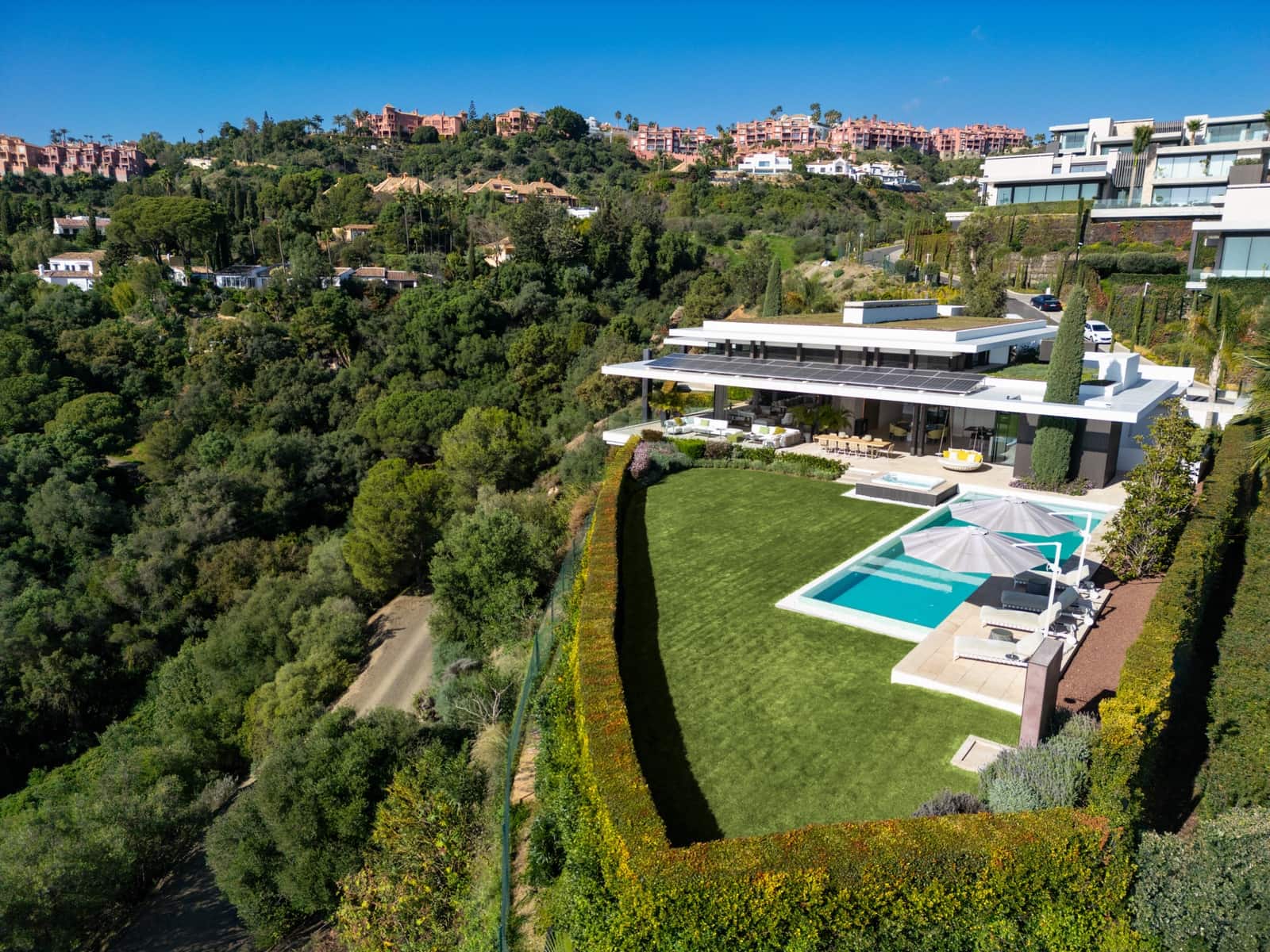 6 bedroom Villa for sale in La Quinta with pool garage - € 13,800,000 (Ref: 9245983)