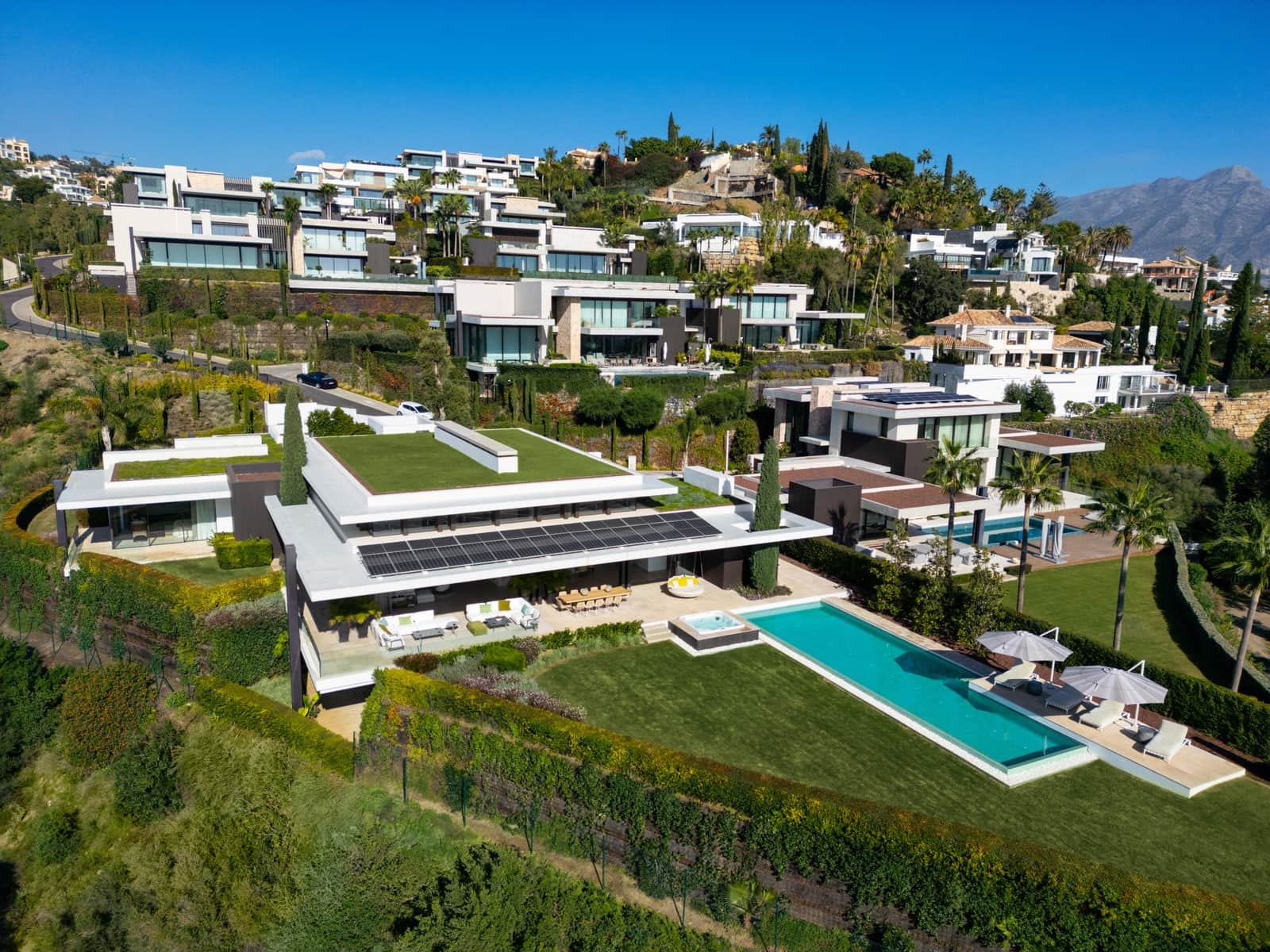 6 bedroom Villa for sale in La Quinta with pool garage - € 13,800,000 (Ref: 9245983)