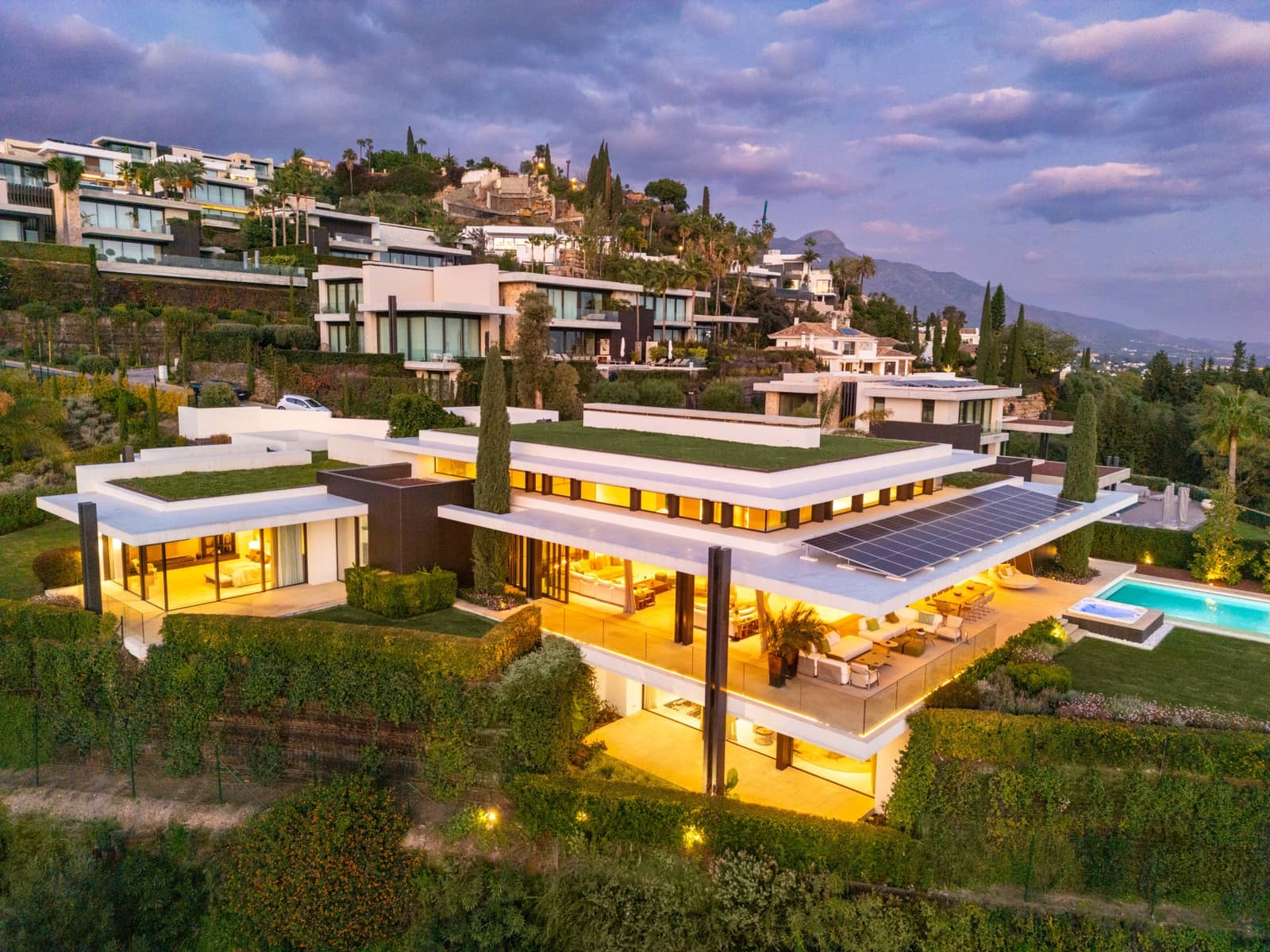 6 bedroom Villa for sale in La Quinta with pool garage - € 13,800,000 (Ref: 9245983)