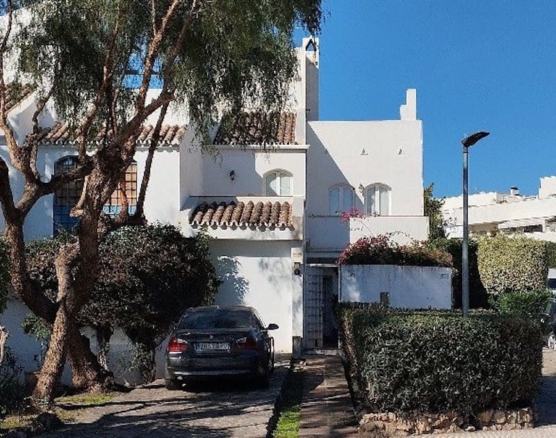 5 makuuhuone Omakotitalo myytävänä paikassa Nueva Andalucia mukana uima-altaan 
autotalli - 530 000 € (Ref: 9245984)