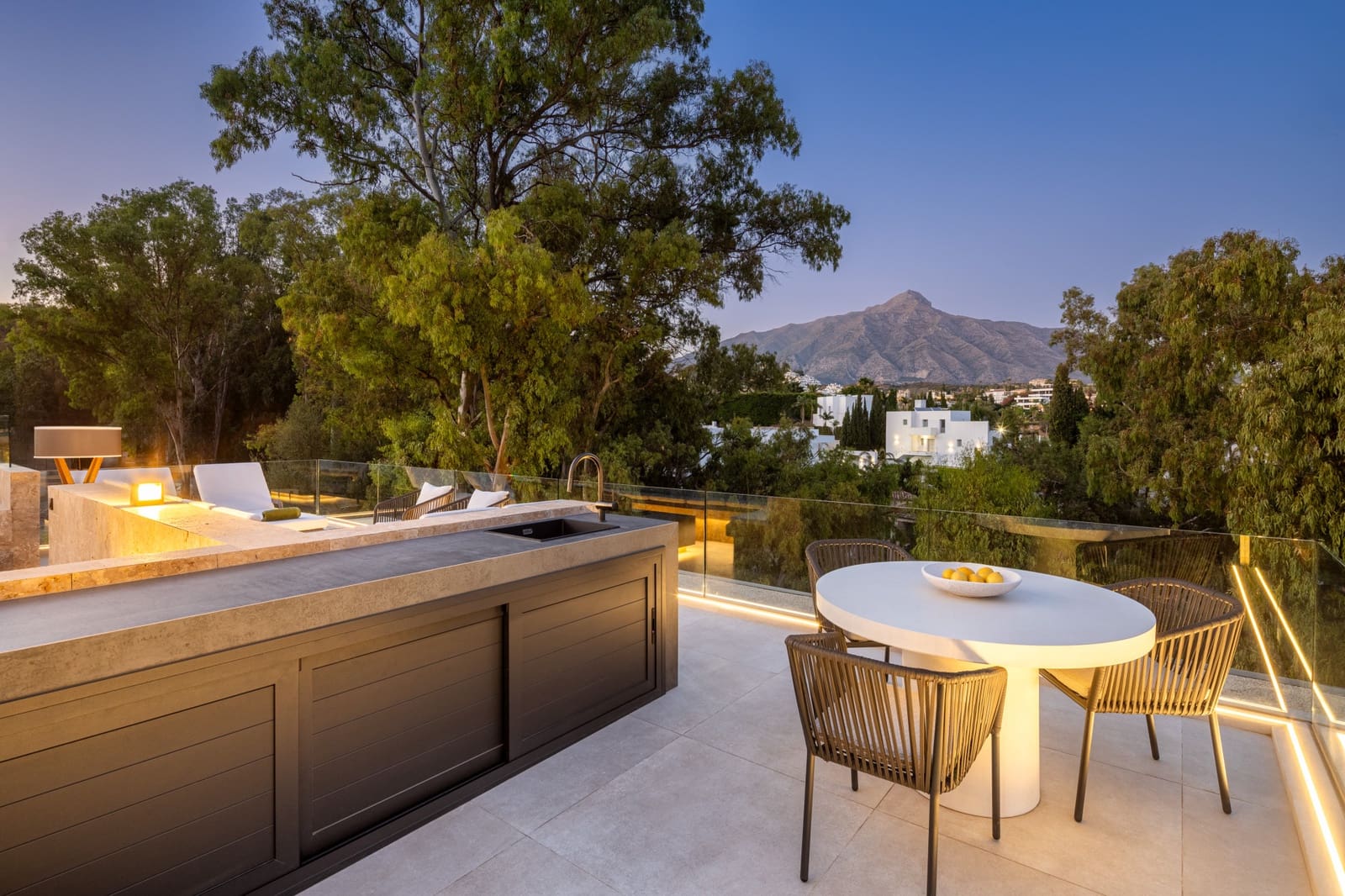 6 Zimmer Villa zu verkaufen in Marbella mit Pool Garage - 4.375.000 € (Ref: 9245986)