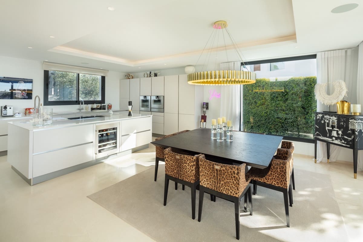 7 slaapkamer Villa te koop in Nueva Andalucia met zwembad garage - € 4.450.000 (Ref: 9245988)