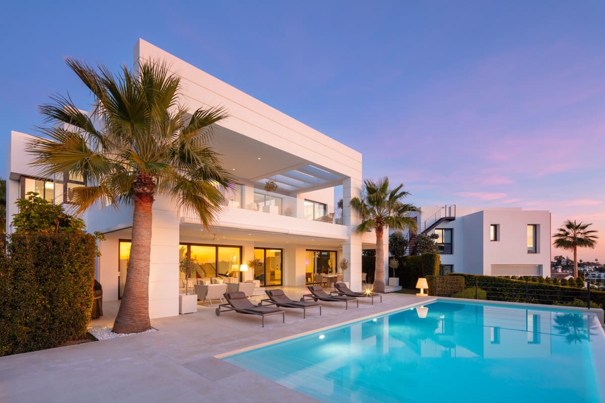 7 slaapkamer Villa te koop in Nueva Andalucia met zwembad garage - € 4.450.000 (Ref: 9245988)