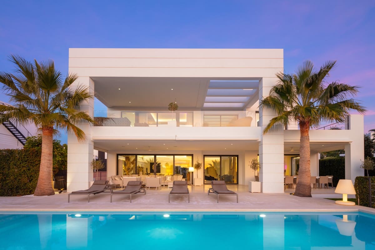 7 slaapkamer Villa te koop in Nueva Andalucia met zwembad garage - € 4.450.000 (Ref: 9245988)