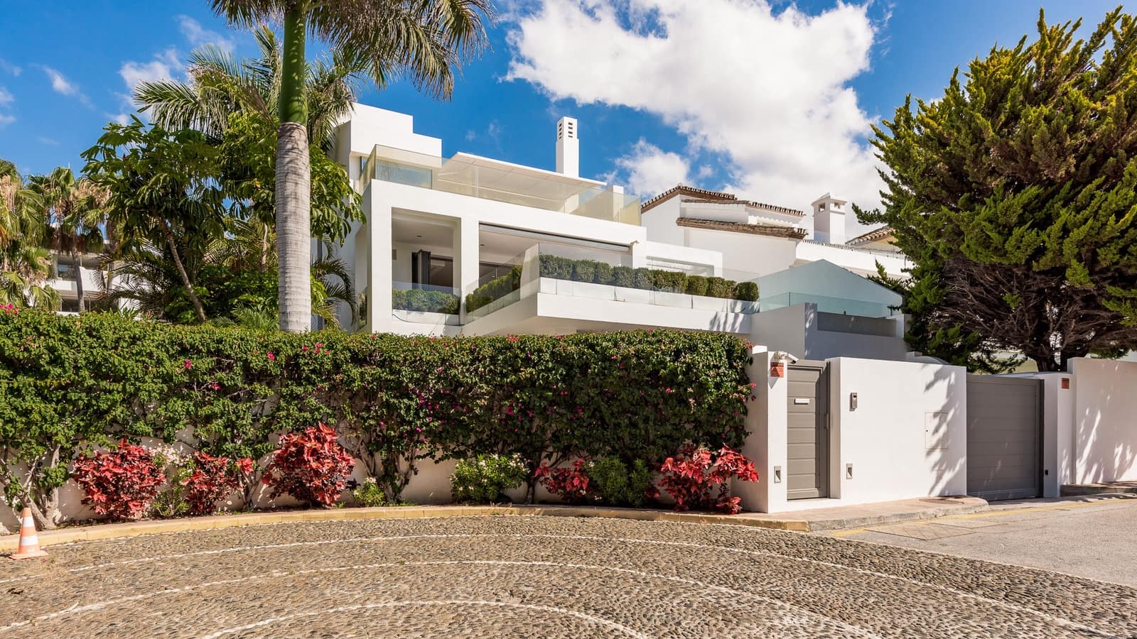 4 sypialnia Willa na sprzedaż w Marbella z basenem garażem - 10 500 000 € (Ref: 9245989)