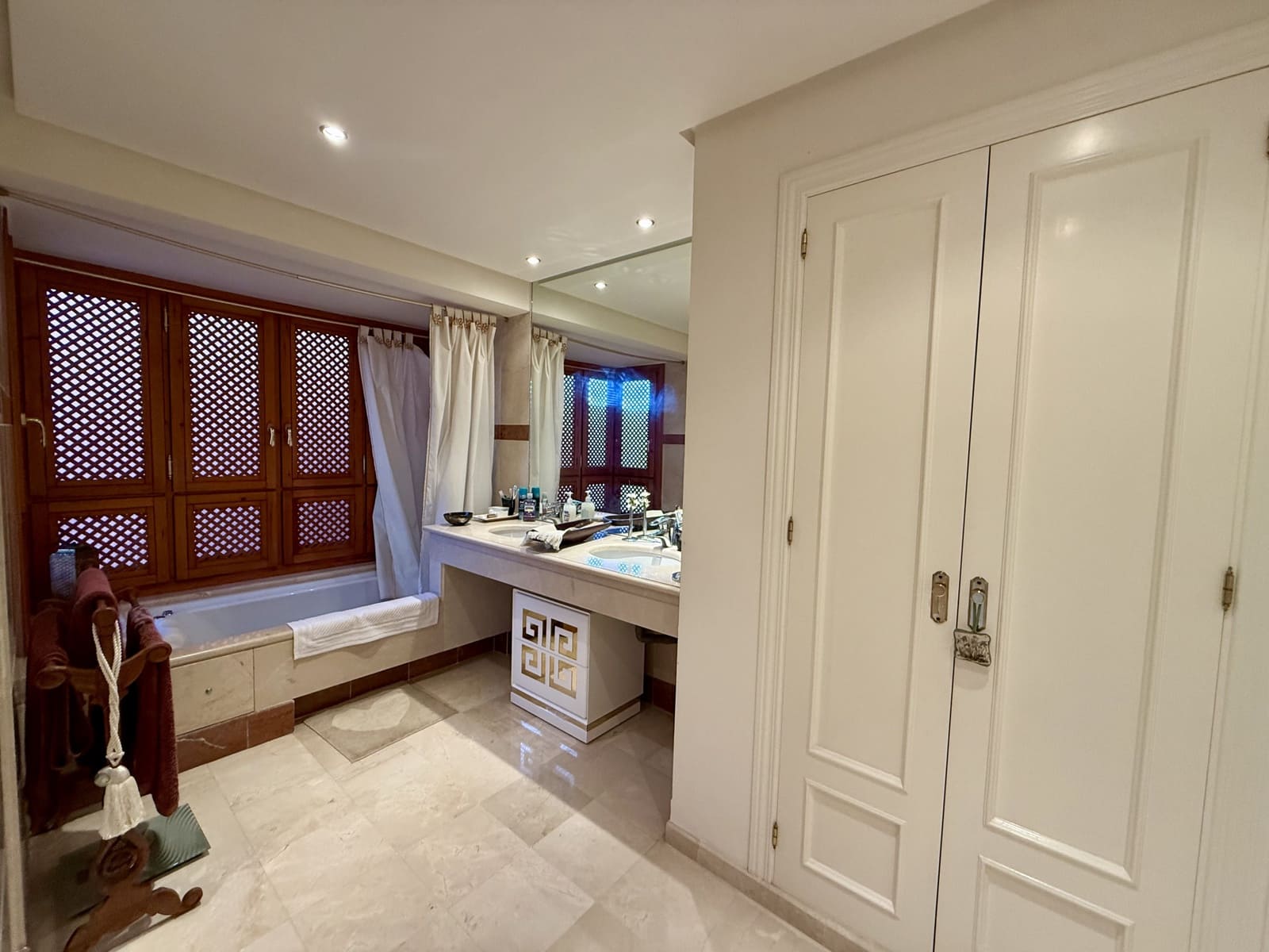 3 chambre Appartement à vendre à Estepona avec piscine garage - 1 800 000 € (Ref: 9245997)