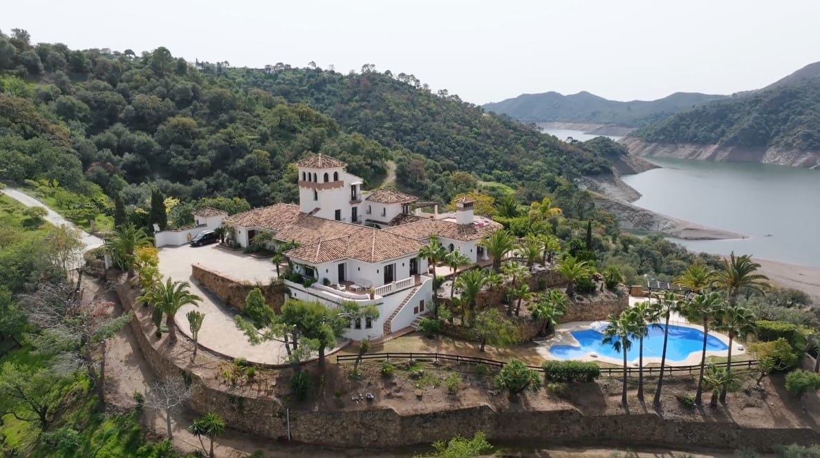 5 soverom Villa til salgs i Istan med svømmebasseng garasje - € 4 995 000 (Ref: 9246032)