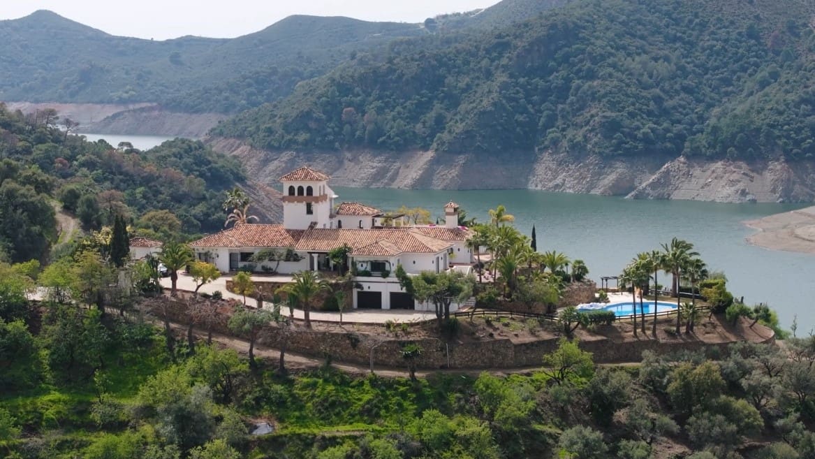 5 soverom Villa til salgs i Istan med svømmebasseng garasje - € 4 995 000 (Ref: 9246032)