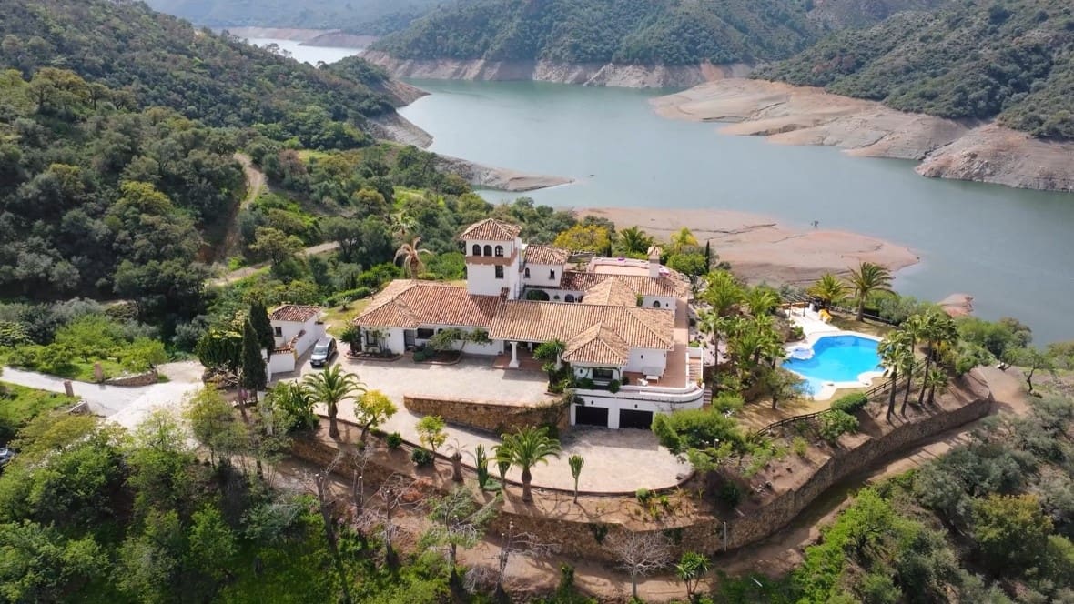 5 bedroom Villa for sale in Istan with pool garage - € 4,995,000 (Ref: 9246032)