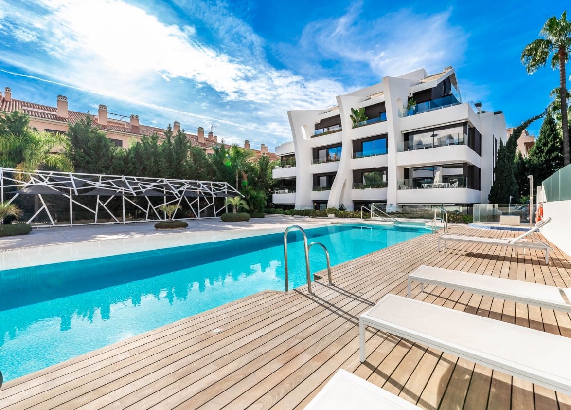 3 bedroom Penthouse for sale in Marbella with pool - € 990,000 (Ref: 9246266)