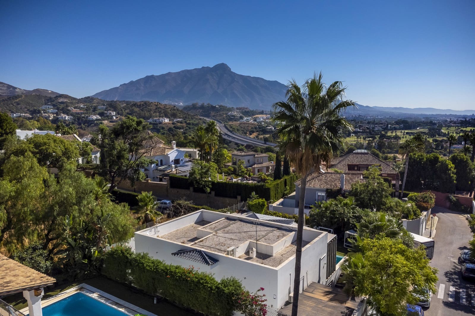 5 bedroom Villa for sale in La Quinta with pool garage - € 2,150,000 (Ref: 9267844)