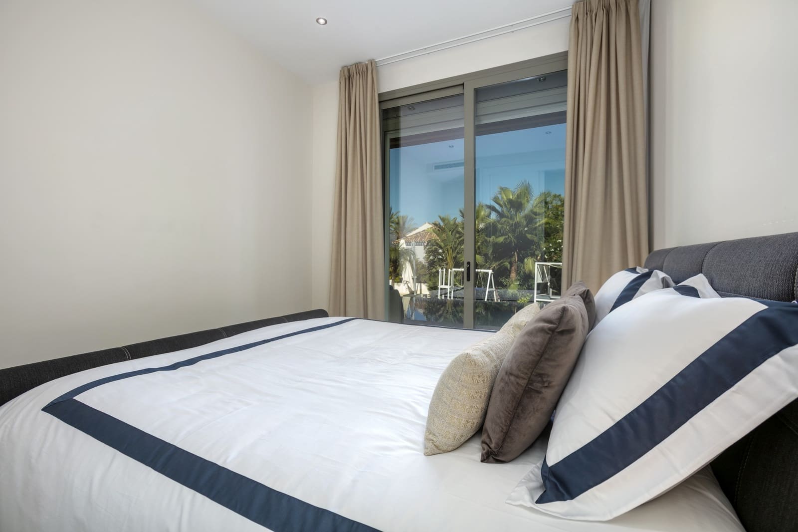 5 bedroom Villa for sale in La Quinta with pool garage - € 2,150,000 (Ref: 9267844)