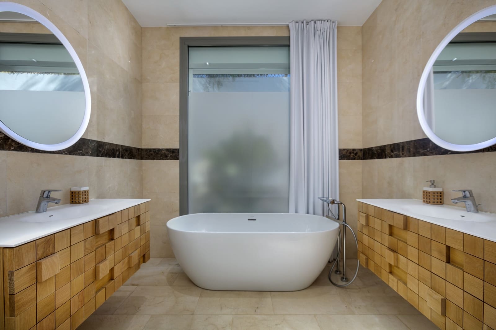 5 bedroom Villa for sale in La Quinta with pool garage - € 2,150,000 (Ref: 9267844)