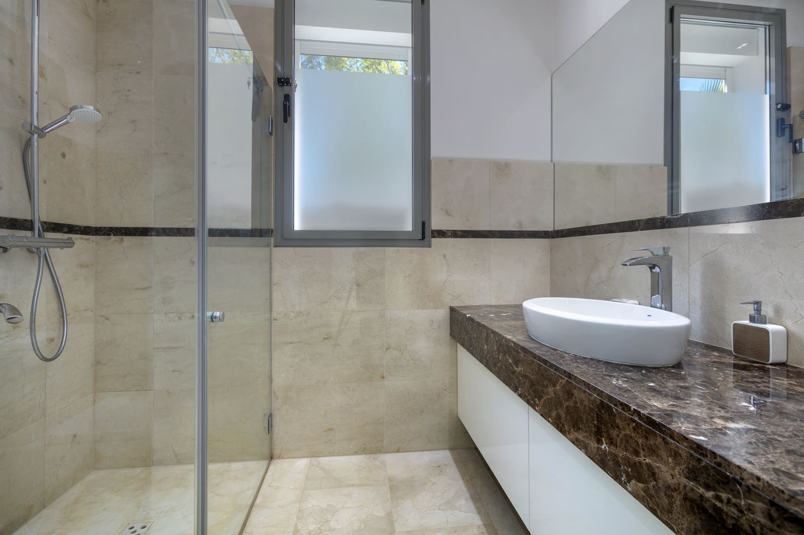 5 bedroom Villa for sale in La Quinta with pool garage - € 2,150,000 (Ref: 9267844)