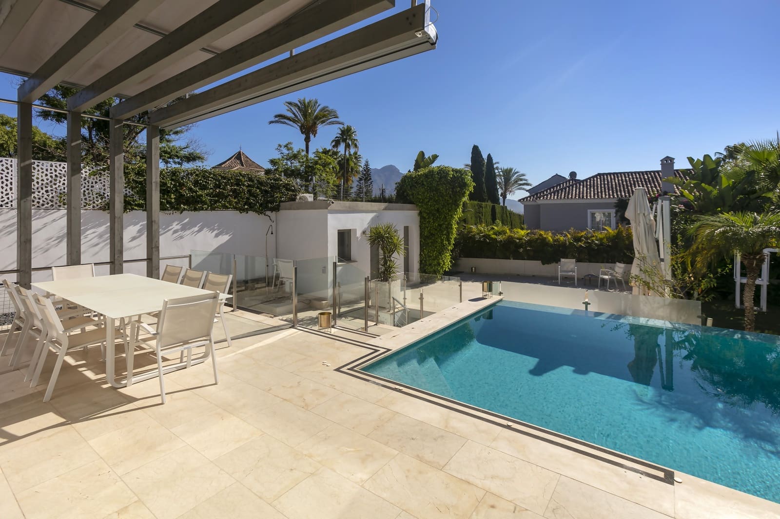 5 bedroom Villa for sale in La Quinta with pool garage - € 2,150,000 (Ref: 9267844)