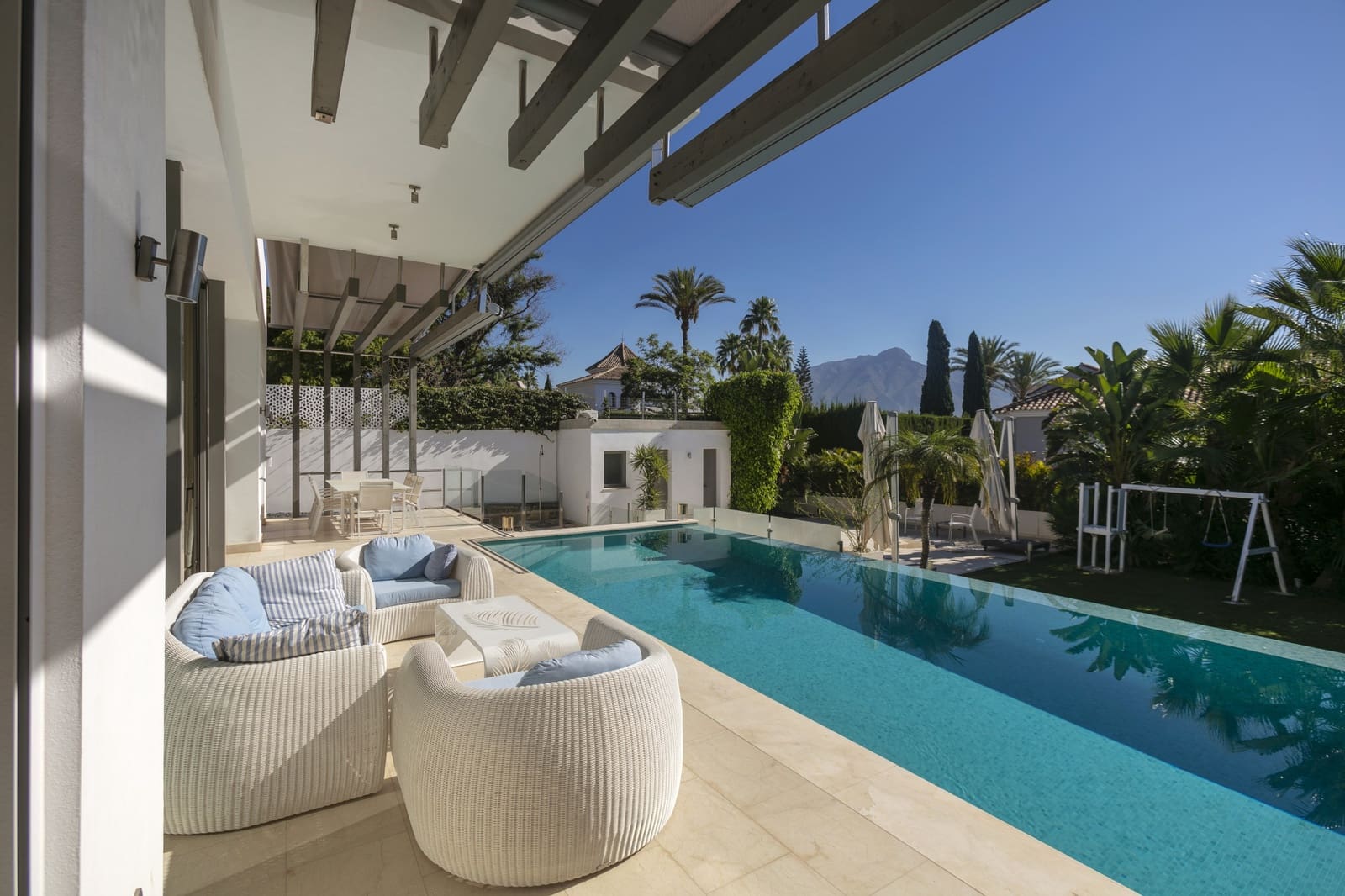 5 bedroom Villa for sale in La Quinta with pool garage - € 2,150,000 (Ref: 9267844)