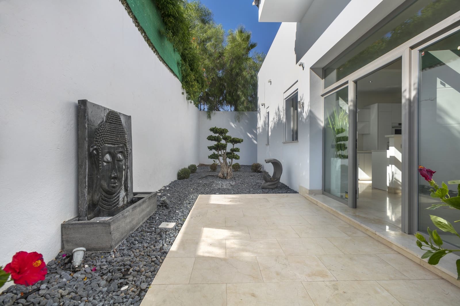 5 bedroom Villa for sale in La Quinta with pool garage - € 2,150,000 (Ref: 9267844)