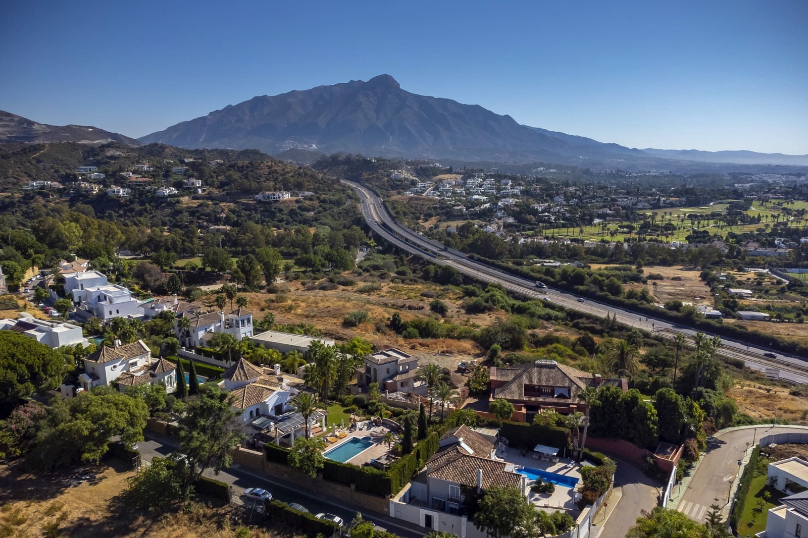 5 bedroom Villa for sale in La Quinta with pool garage - € 2,150,000 (Ref: 9267844)