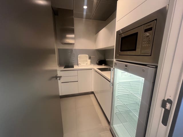 Kontor til salgs i Puerto Banus, Marbella - € 750 000 (Ref: 9278279)