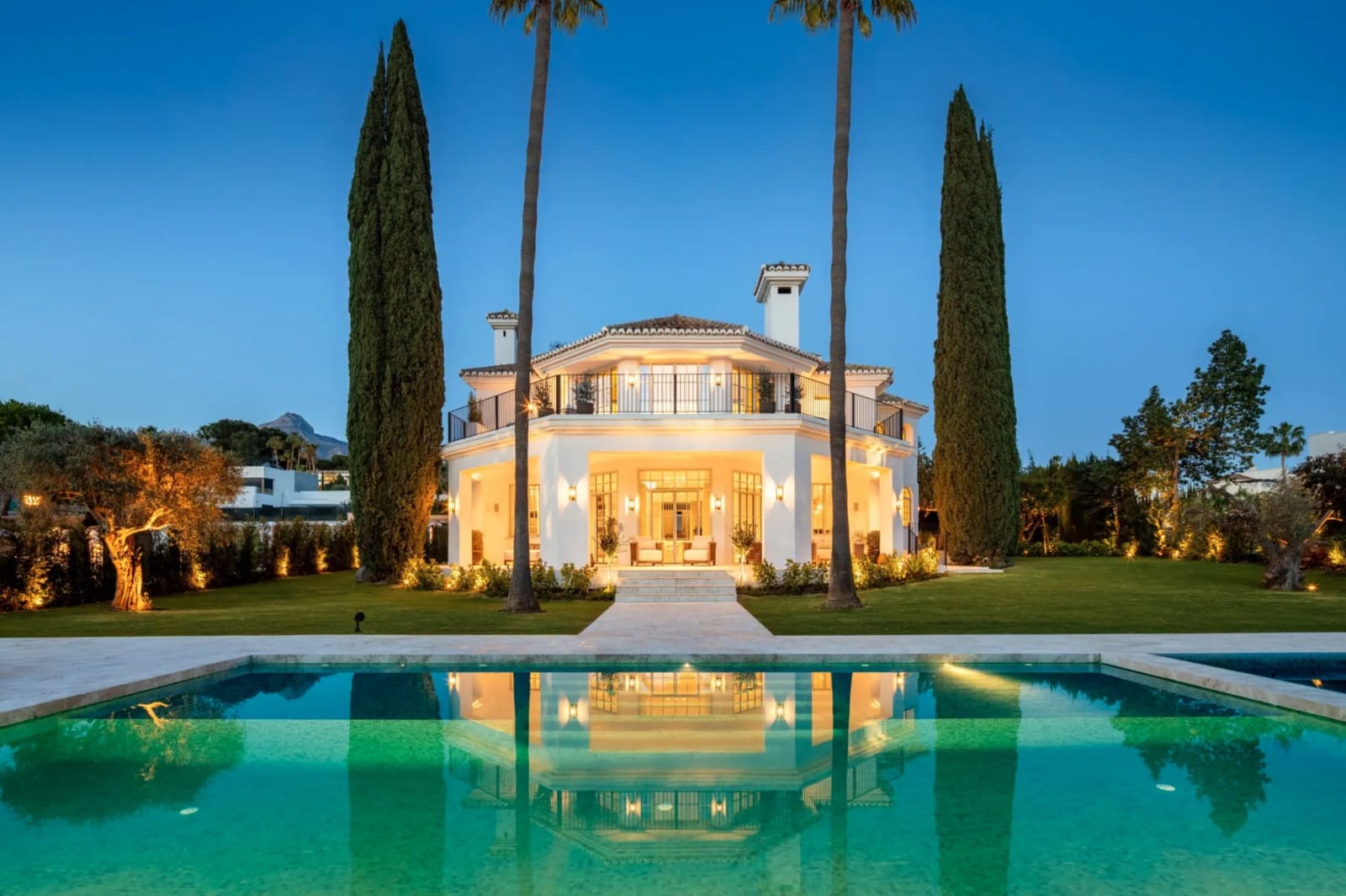 5 makuuhuone Huvila myytävänä paikassa Nueva Andalucia mukana uima-altaan 
autotalli - 8 595 000 € (Ref: 9296349)