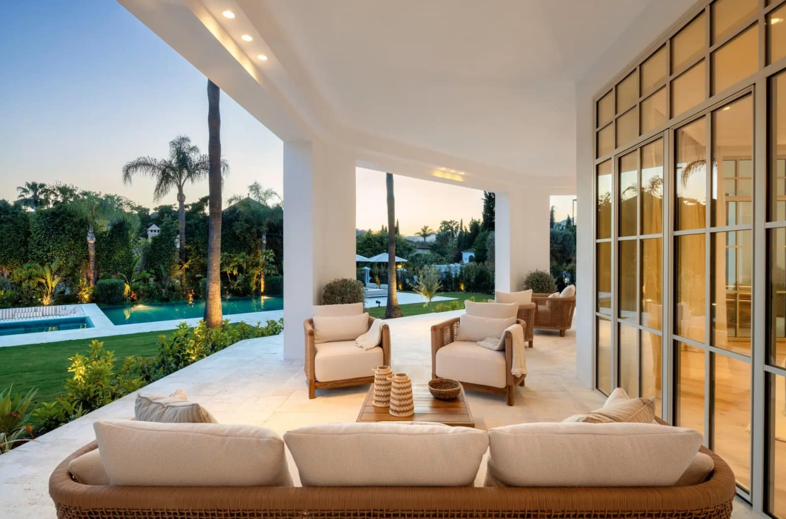 5 makuuhuone Huvila myytävänä paikassa Nueva Andalucia mukana uima-altaan 
autotalli - 8 595 000 € (Ref: 9296349)