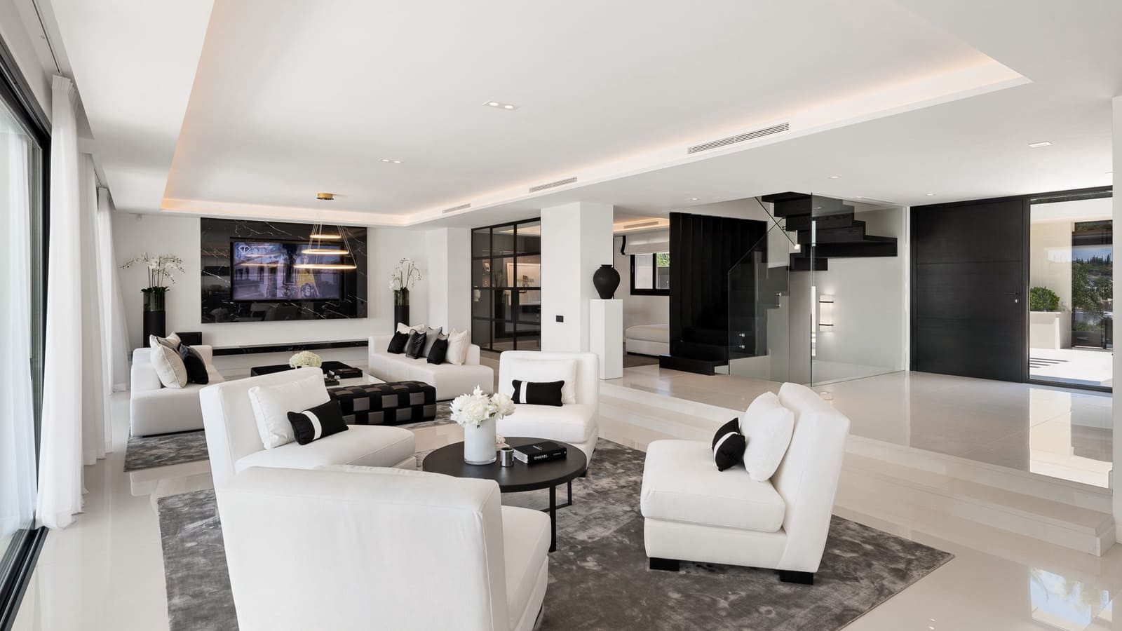 6 bedroom Villa for sale in Marbella with pool garage - € 5,995,000 (Ref: 9334285)