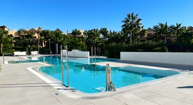3 Zimmer Apartment zu verkaufen in Estepona mit Pool - 750.000 € (Ref: 9346606)