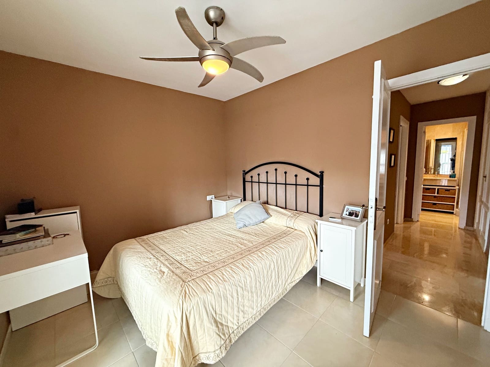 3 makuuhuone Huoneisto myytävänä paikassa Nueva Andalucia mukana uima-altaan 
autotalli - 650 000 € (Ref: 9348813)