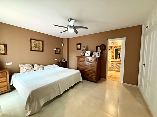 3 makuuhuone Huoneisto myytävänä paikassa Nueva Andalucia, Marbella mukana uima-altaan 
autotalli - 650 000 € (Ref: 9348813)