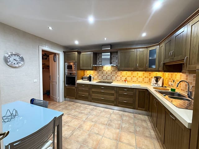 3 makuuhuone Huoneisto myytävänä paikassa Nueva Andalucia, Marbella mukana uima-altaan 
autotalli - 650 000 € (Ref: 9348813)