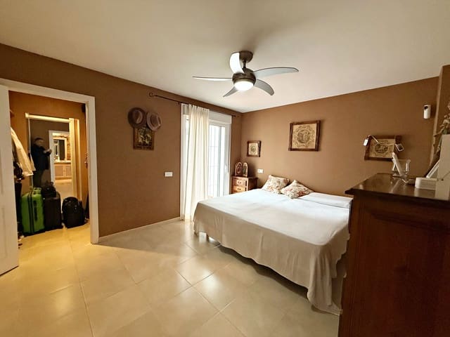 3 makuuhuone Huoneisto myytävänä paikassa Nueva Andalucia, Marbella mukana uima-altaan 
autotalli - 650 000 € (Ref: 9348813)