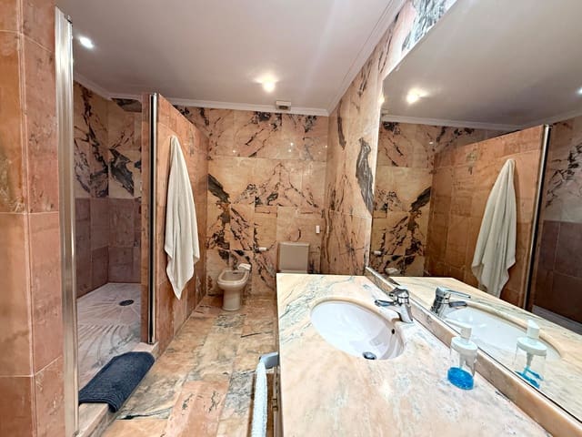 3 makuuhuone Huoneisto myytävänä paikassa Nueva Andalucia, Marbella mukana uima-altaan 
autotalli - 650 000 € (Ref: 9348813)