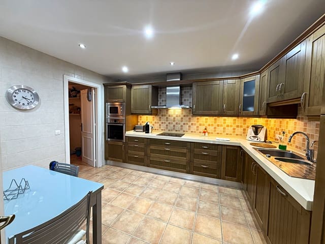 3 Zimmer Apartment zu verkaufen in Nueva Andalucia, Marbella mit Pool Garage - 630.000 € (Ref: 9348813)