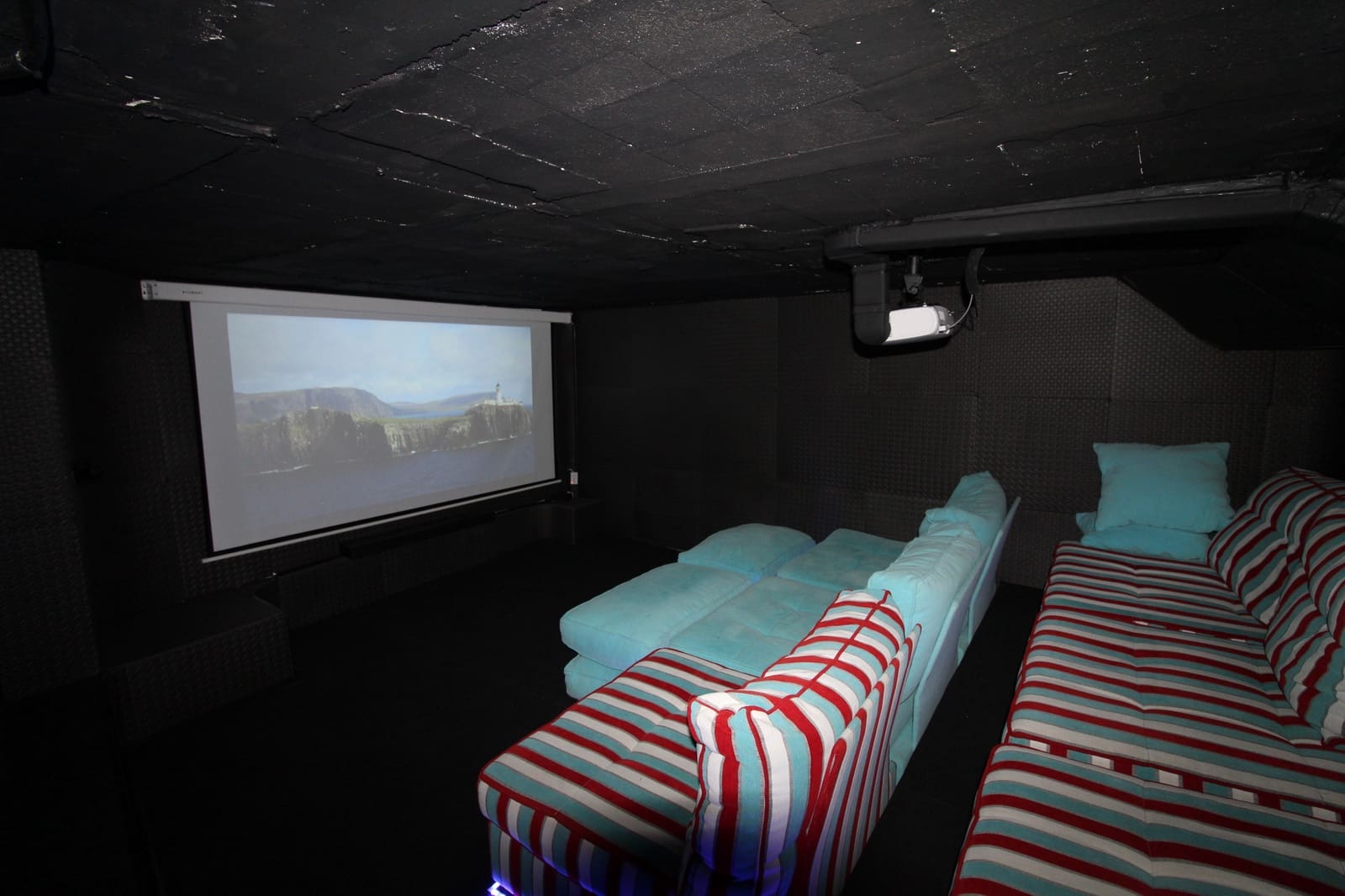 4 bedroom Villa for sale in Benahavis with pool garage - € 1,500,000 (Ref: 9357675)