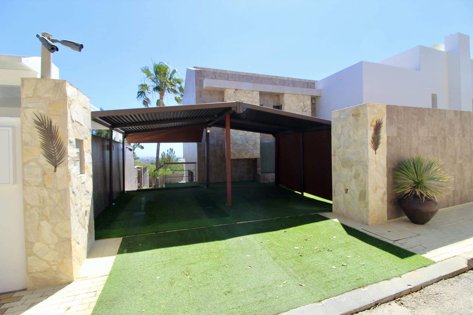 4 bedroom Villa for sale in Benahavis with pool garage - € 1,500,000 (Ref: 9357675)