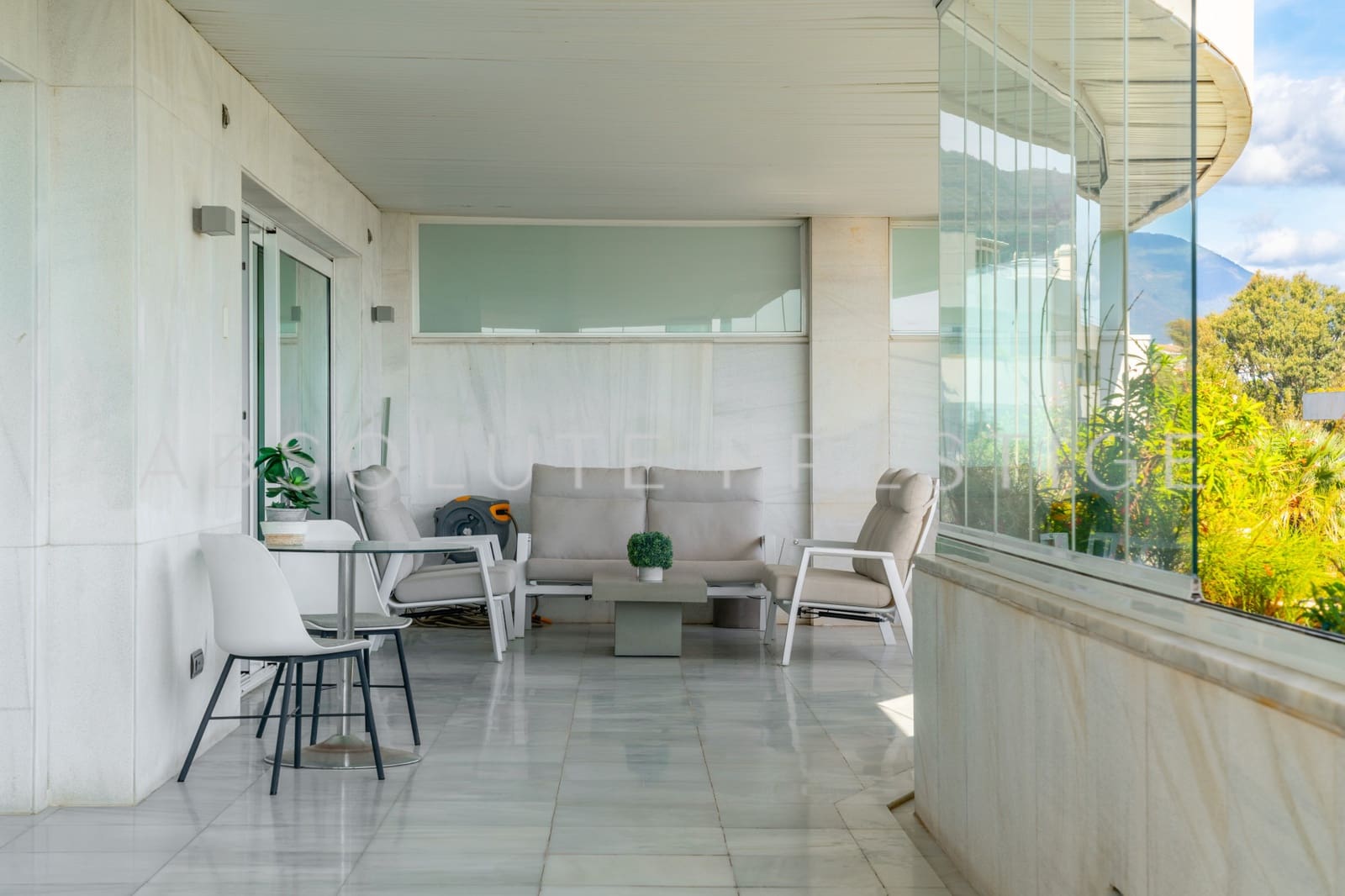 Apartamento de 3 habitaciones en Marbella en venta con piscina garaje - 2.330.000 € (Ref: 9357952)