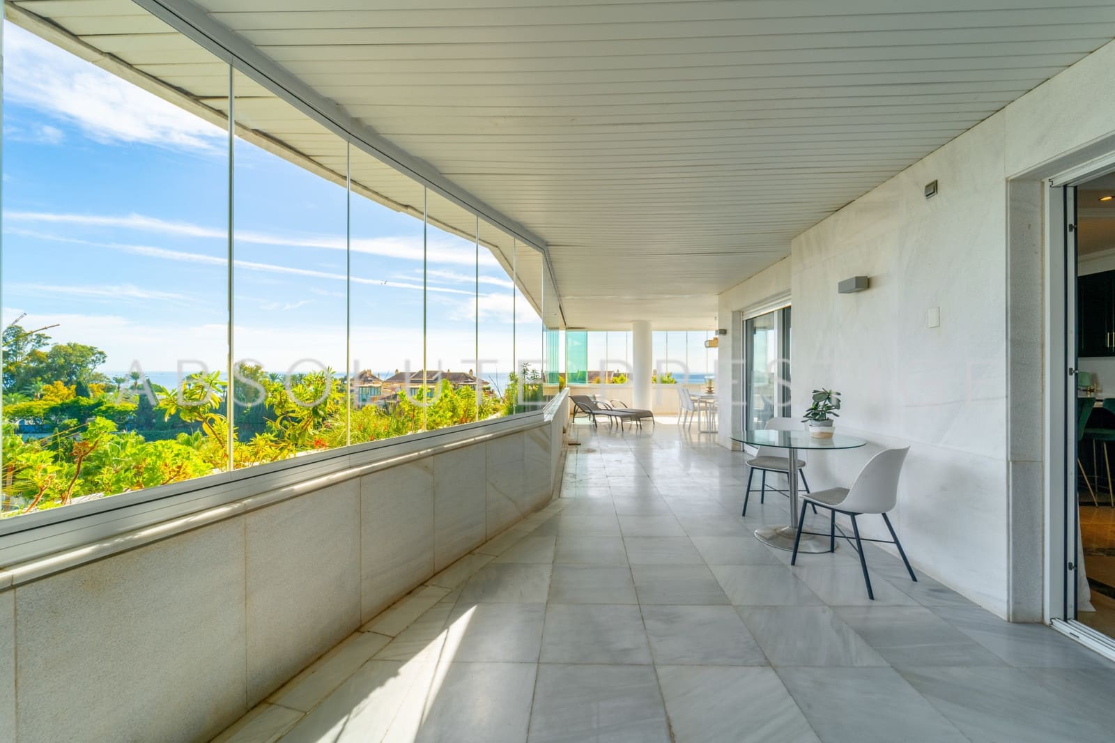 Apartamento de 3 habitaciones en Marbella en venta con piscina garaje - 2.330.000 € (Ref: 9357952)