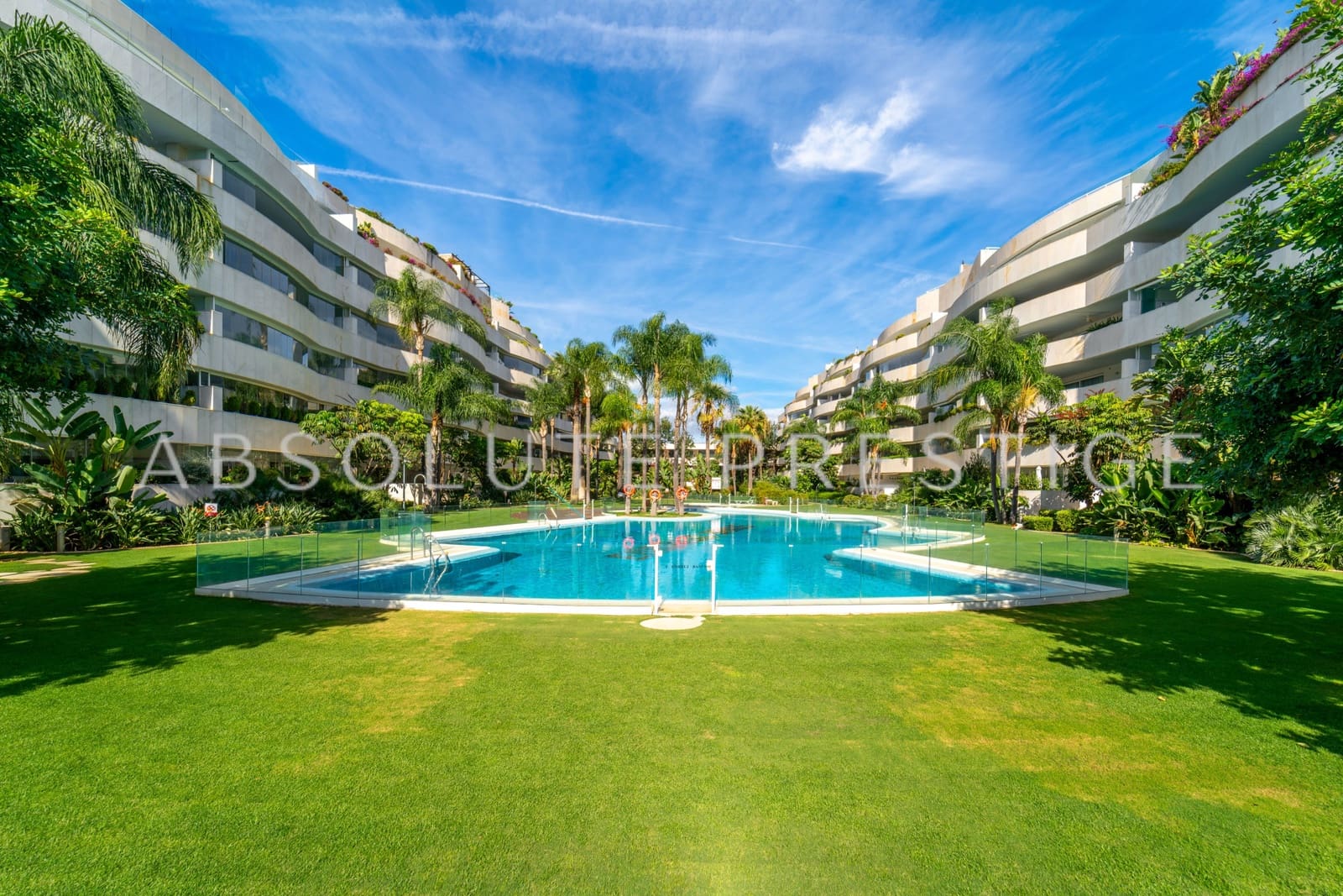 Apartamento de 3 habitaciones en Marbella en venta con piscina garaje - 2.330.000 € (Ref: 9357952)