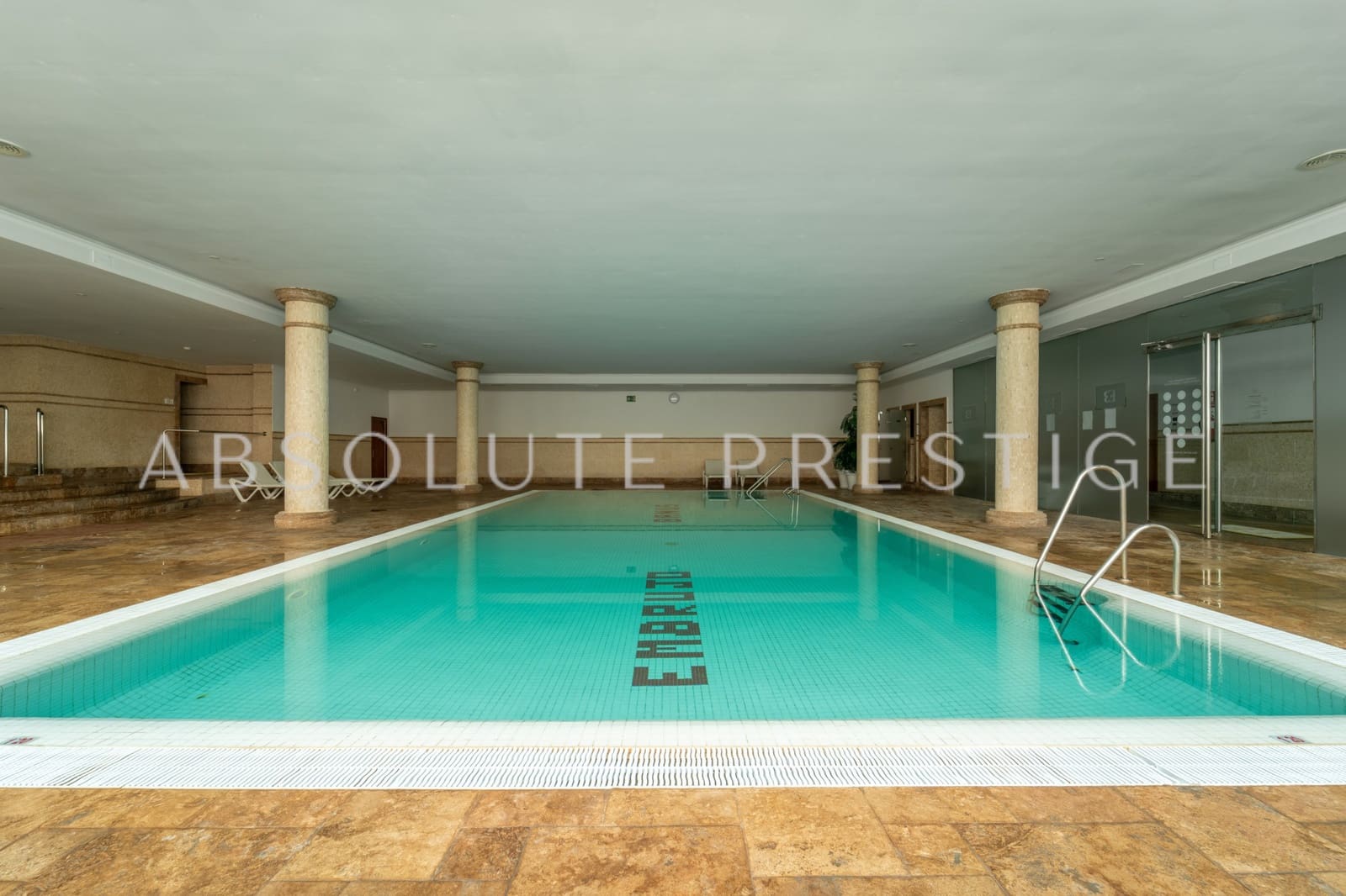 Apartamento de 3 habitaciones en Marbella en venta con piscina garaje - 2.330.000 € (Ref: 9357952)
