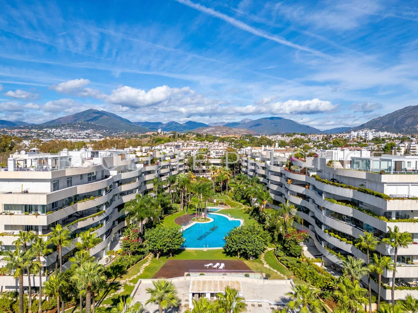 Apartamento de 3 habitaciones en Marbella en venta con piscina garaje - 2.330.000 € (Ref: 9357952)