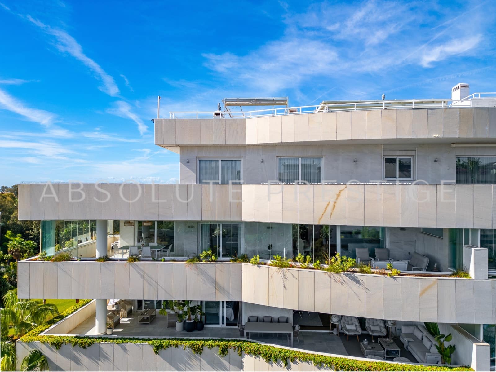 Apartamento de 3 habitaciones en Marbella en venta con piscina garaje - 2.330.000 € (Ref: 9357952)